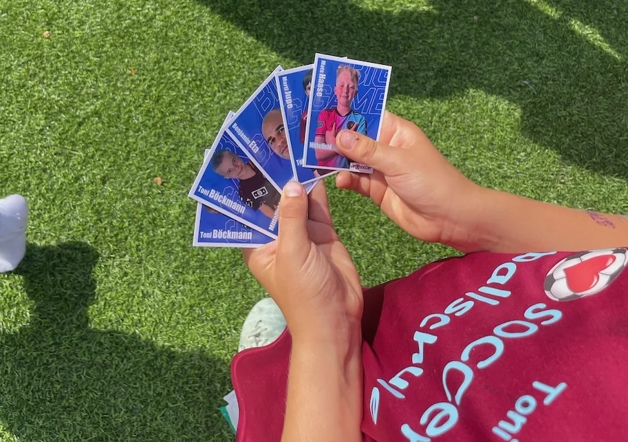 Eine Kollektion individueller Spielerkarten eines Fußballcamps